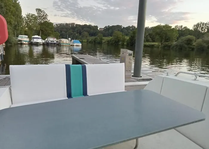 Bateau-Gite Sur Le Halage De La Mayenne