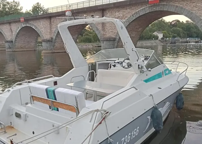 Bateau-Gite Sur Le Halage De La Mayenne