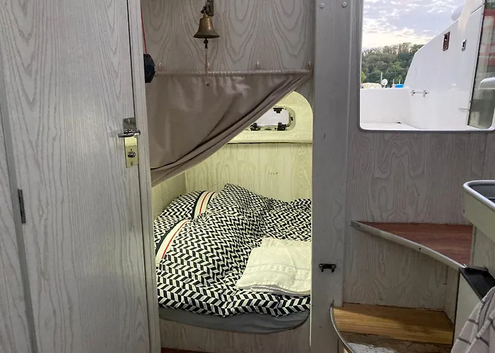Bateau-Gite Sur Le Halage De La Mayenne